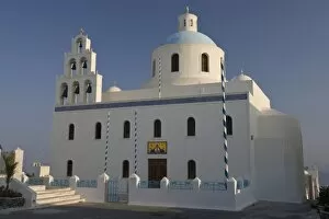 Images Dated 8th June 2005: Greece, Santorini, Thira, Oia. Large Greek Orthodox church in main square with dome and bell tower