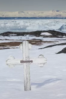 Greenland Collection: Greenland, Disko Bay, Ilulissat, cemetery by the Sermermiut settlement ruins