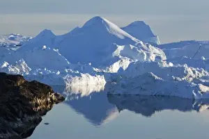 Greenland, Ilulissat, Icebergs from Jakobshavn Isfjord floating in Disko Bay on summer