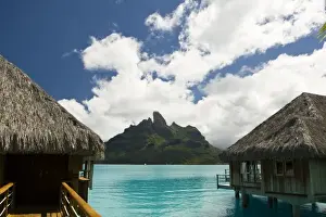 Images Dated 20th September 2007: Grounds and scenics of the new luxury St. Regis Resort in Bora Bora