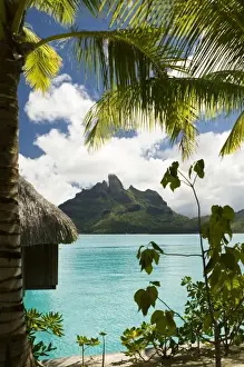 Images Dated 20th September 2007: Grounds and scenics of the new luxury St. Regis Resort in Bora Bora