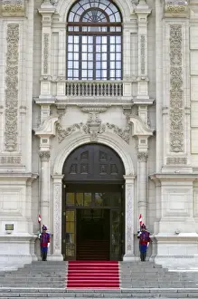 Images Dated 27th January 2011: Guards at the Government Palace of Peru (AKA House of Pizarro) located on the north