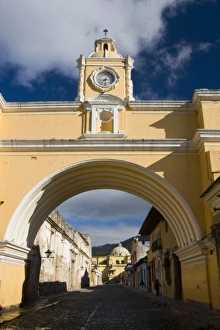 Images Dated 29th January 2008: Guatemala, Antigua. Arco de Santa Catarina