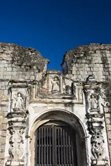 Images Dated 29th January 2008: Guatemala, Antigua. The convent of Santa Clara was founded 1699 by five nuns from Puebla