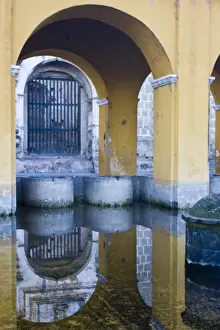 Images Dated 29th January 2008: Guatemala, Antigua. Public wash basins where the local women do their laundry