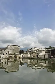 Images Dated 16th June 2008: Half Moon Pond, Hong Cun Village, Yi County, China