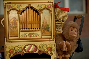Images Dated 29th April 2004: hand organ, warnemunde
