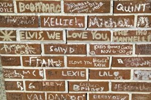 Images Dated 8th May 2005: Hand written meassages on the wall outside Graceland bid farewell to Elvis