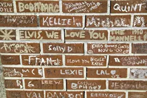Elvis Prints: Hand written meassages on the wall outside Graceland bid farewell to Elvis