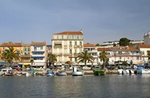 Images Dated 26th March 2006: The harbour with boats and buildings along the water in Bandol Bandol Cote d Azur
