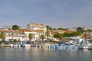 Images Dated 26th March 2006: The harbour with boats and buildings along the water in Bandol Bandol Cote d Azur