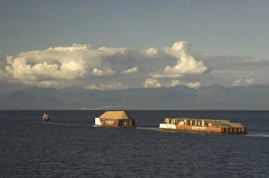 Images Dated 16th September 2006: Hauling Timber, Johnstone Strait, British Columbia, Canada, September 2006