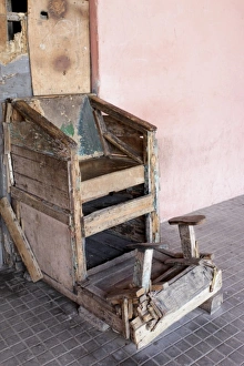 Images Dated 28th November 2010: Havana, Cuba, Unesco World Heritage City. Makeshift shoe shine stand
