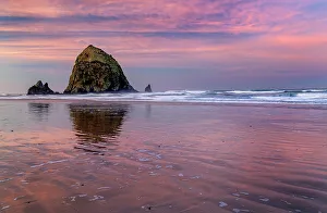 Images Dated 31st July 2023: Haystack Rock at sunrise in Cannon Beach, Oregon, USA