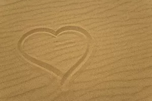 Images Dated 28th May 2006: Heart outline drawn in sand. Credit as: Don Paulson / Jaynes Gallery / DanitaDelimont