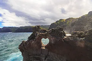 Images Dated 9th January 2015: Heart-shaped opening near Nakalele Blowhole, land mass on the eastern edge of