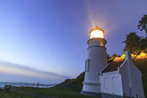 Images Dated 27th September 2004: Heceta Head Lighthouse, Devils Elbow State Park, Oregon Coast