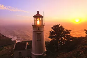 Images Dated 27th September 2004: Heceta Head Lighthouse, Devils Elbow State Park, Oregon Coast
