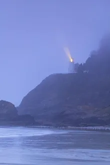 Images Dated 28th September 2004: Heceta Head Lighthouse near Florence, Oregon Coast, early morning photographed