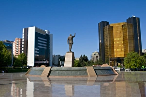 Images Dated 27th May 2010: Hero statue, Baku, Azerbaijan