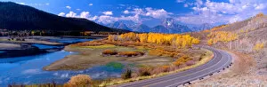 Images Dated 2nd October 2006: Highway along Oxbow Bend in Grand Teton National Park, Wyoming