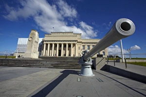Images Dated 21st March 2015: Historic gun and Auckland War Memorial Museum, Auckland Domain, Auckland, North Island