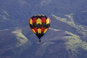 Images Dated 27th December 2007: Hot Air Balloon and Mountains near Wanaka, South Island, New Zealand