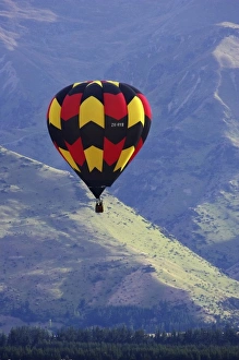 Images Dated 27th December 2007: Hot Air Balloon and Mountains near Wanaka, South Island, New Zealand