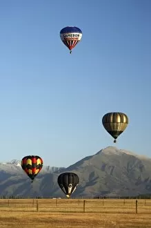 Images Dated 28th December 2007: Hot Air Balloon and Mountains near Wanaka, South Island, New Zealand