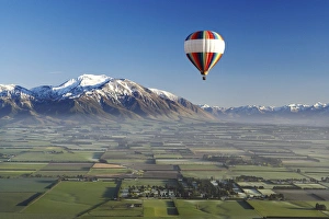 Images Dated 24th September 2005: Hot-air Balloon, near Methven, Canterbury Plains, South Island, New Zealand - aerial