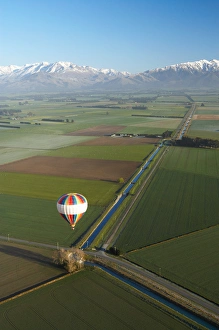 Images Dated 24th September 2005: Hot-air Balloon, near Methven, Canterbury Plains, South Island, New Zealand - aerial