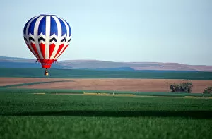Images Dated 20th October 2005: Hot air balloon; wheat fields; Walla Walla, Washington; red, white, and blue; flight