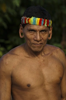 Images Dated 25th June 2007: Huaorani Indian - Tage Kaiga making feather crown. Gabaro Community. Yasuni National Park