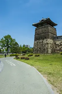 Images Dated 22nd May 2011: Huge stone walls around the Unesco world heritage sight the fortress of Suwon, South