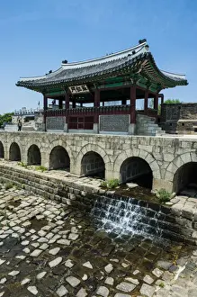 Images Dated 22nd May 2011: Huge stone walls around the Unesco world heritage sight the fortress of Suwon, South