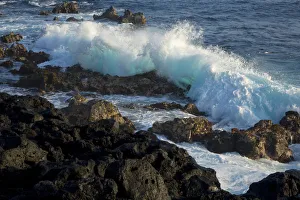 Images Dated 15th February 2017: Huge waves crashing against lava rocks on coast of Big Island, Hawaii
