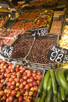 Images Dated 29th June 2007: HUNGARY, Budapest. Central Market Hall. (RF)