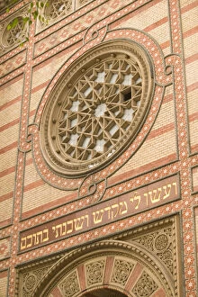 Images Dated 12th May 2004: HUNGARY-Budapest: Pest- Great Synagogue (b.1859) - Largest Synagogue in Europe