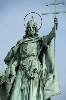 Images Dated 14th September 2009: Hungary, Budapest, Pest. Historic Heros Square (aka Hosok tere). Statue of St