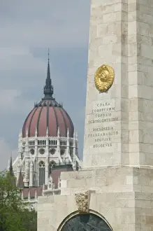 War Memorial Prints: HUNGARY-Budapest: Szabadsag ter (Square)- Soviet Army Memorial & Parliament Roof