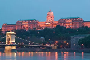 Images Dated 12th May 2004: HUNGARY, Budapest: Szechenyi (Chain) Bridge, National Gallery & Danube River / Evening