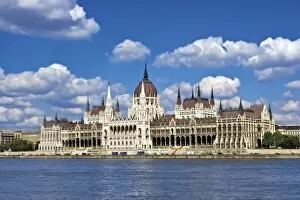 Images Dated 12th May 2005: Hungary, Budapest, View of the Parliament and the Blue Danube River