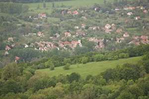 Images Dated 9th May 2004: HUNGARY-DANUBE BEND-Kismaros: Danube River Town View from Nagy-Villam Lookout