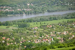 Images Dated 10th May 2004: HUNGARY-DANUBE BEND-Kismaros: Danube River Towns of Kismaros & Kisorosz from Nagy