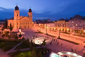 Images Dated 15th May 2004: HUNGARY-Eastern Plain- DEBRECEN: Kalvin ter Square - evening overview with Great