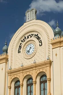 Images Dated 17th May 2004: HUNGARY-Southern Transdanubia-PECS: Kossuth ter Square / Synagogue (Romantic Style b