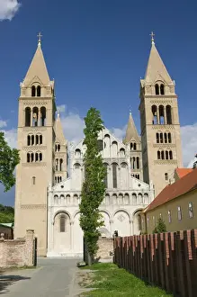Images Dated 17th May 2004: HUNGARY-Southern Transdanubia-PECS: Dom ter Square- Basilica of St. Peter (11th
