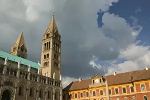 Images Dated 17th May 2004: HUNGARY-Southern Transdanubia-PECS: Dom ter Square- Basilica of St. Peter (11th