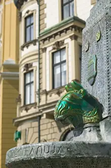 Images Dated 17th May 2004: HUNGARY-Southern Transdanubia-PECS: Szechenyi ter Square / Porcelain Zsolnay Fountain