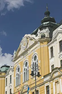 Images Dated 17th May 2004: HUNGARY-Southern Transdanubia-PECS: Szechenyi ter Square / Town Hall